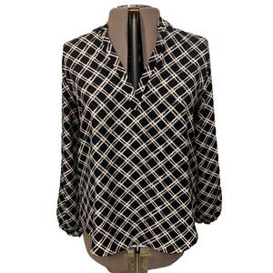 Dainty Hooligan. Size 1X? Long Sleeve, V-neck. Pullover. Banded Neck. B93.